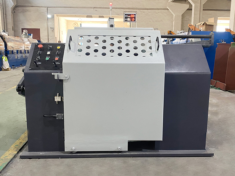 Paano pinangangasiwaan ng spool take-up machine ang mga pagkakaiba-iba ng materyal na kapal o density, at mayroon ba itong kakayahang umangkop upang ayusin ang paikot-ikot na pag-igting nang naaayon?